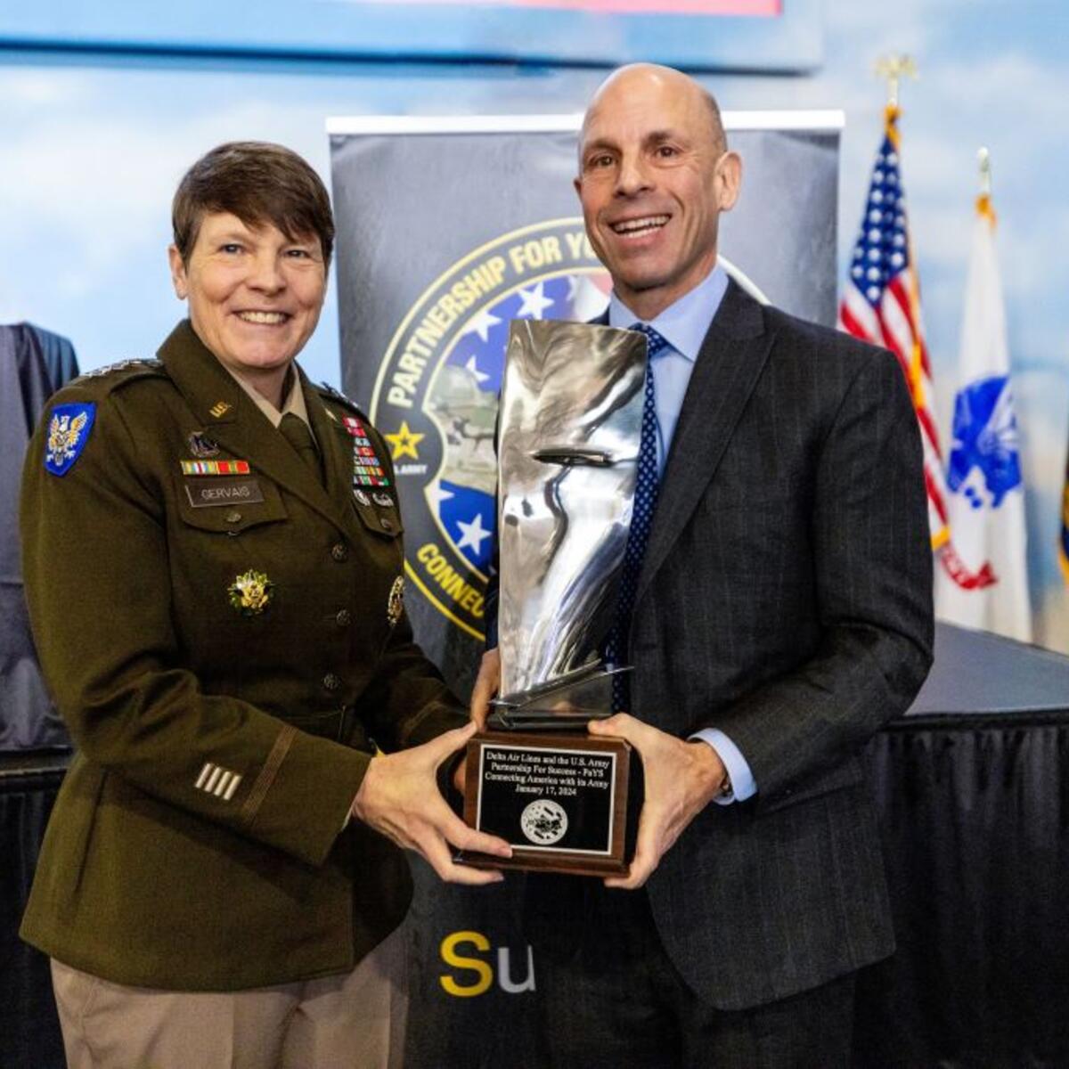 Lieutenant General Maria Gervais, Deputy Commanding General and Chief of Staff of the U.S. Army Training and Doctrine Command, joined Chief Operating Officer and Veteran Mike Spanos at the ceremony to share the PaYS Program strategic vision and welcome Delta as an official partner. 