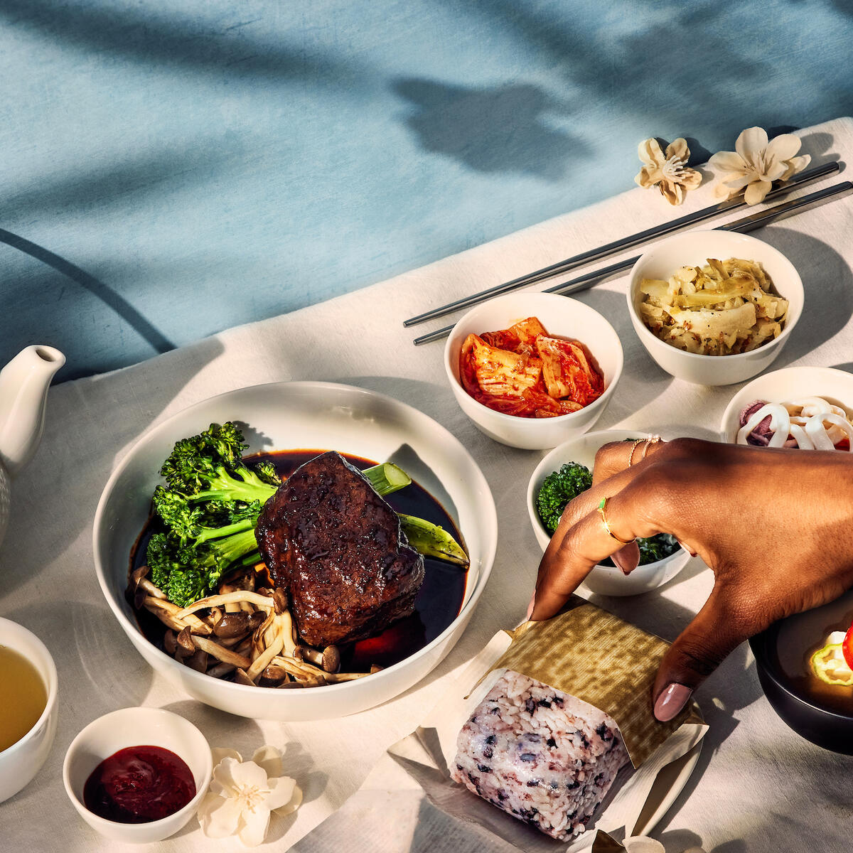 As of December 2023, Delta One customers flying to Incheon from the U.S. can enjoy hearty offerings like Korean braised beef short rib with mixed rice, mushroom, broccoli and sweet soy sauce; kimchee; doenjang soup with soybean paste; vegetarian bao bun with curried potato salad and pickled cucumbers; and more. 
