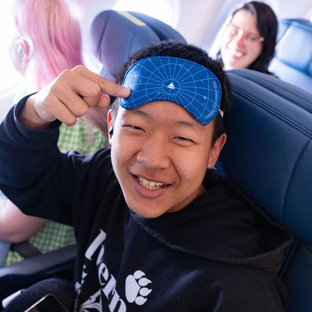 Customers on board DL 1010 from Dallas Fort Worth International Airport (DTW) to Detroit Wayne County Metropolitan Airport (DFW) view the solar eclipse.