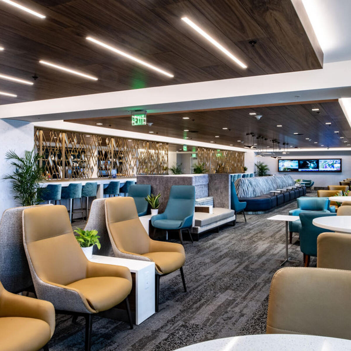 On April 9, Delta Sky Club raised the curtain on its newly expanded Miami lounge. With the addition of nearly 4,000 square feet and 100-plus seats to the Club—a capacity increase of more than 50%— the Club now stands at just over 12,000 total square feet, ready to welcome around 300 guests.