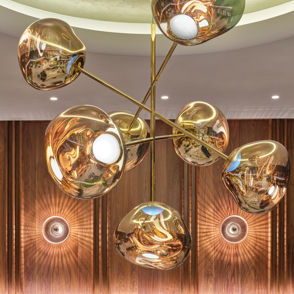 Feature lighting throughout the lounge, like the dramatic wall lighting in the library lounge and dining room, nod to the glamour of old Hollywood.