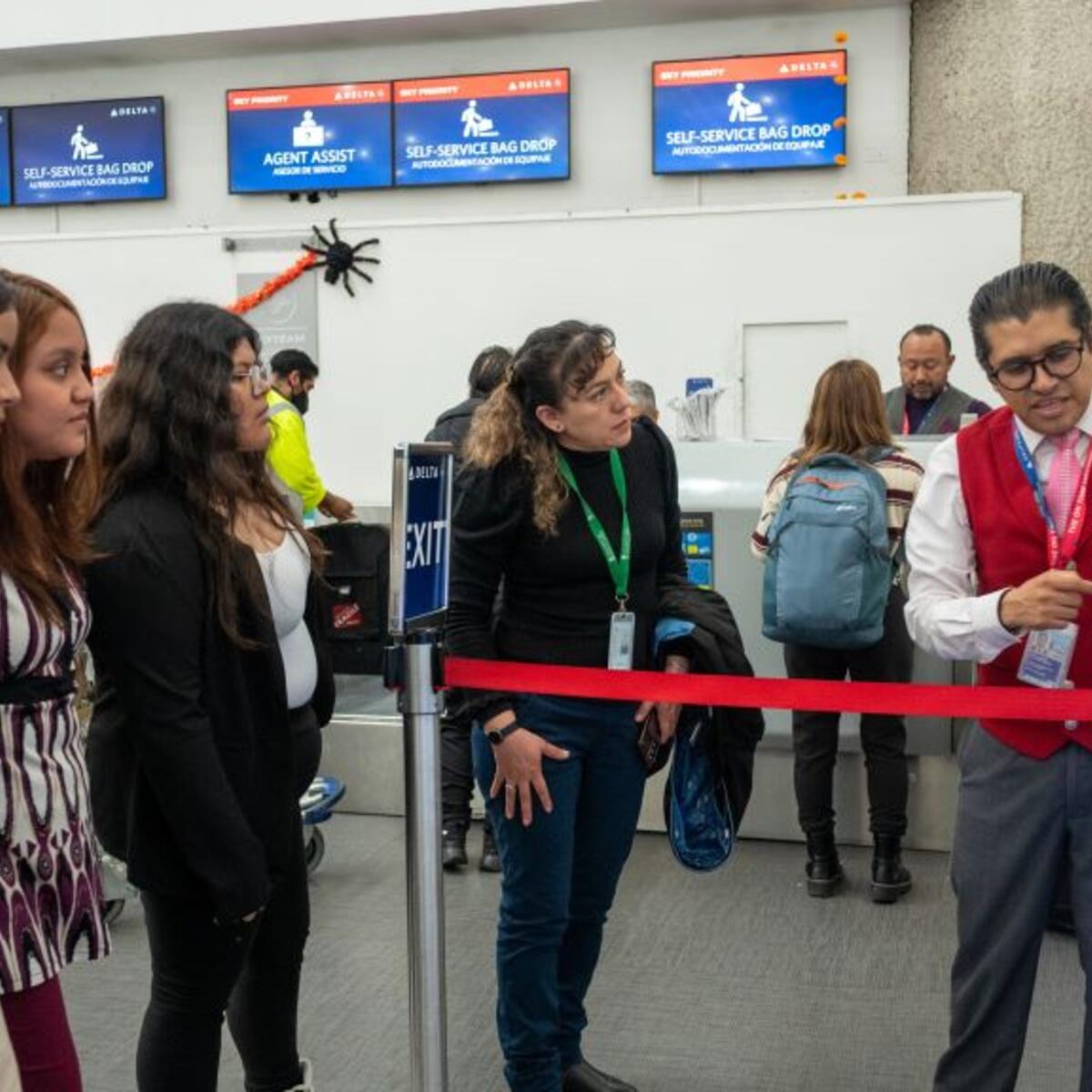 Delta Air Lines and Aeromexico joined forces to offer a transformative experience to eight high school students from Colegio de Bachilleres, Plantel 9 Aragón, through an exclusive Job Shadow Day at Mexico City International Airport.     