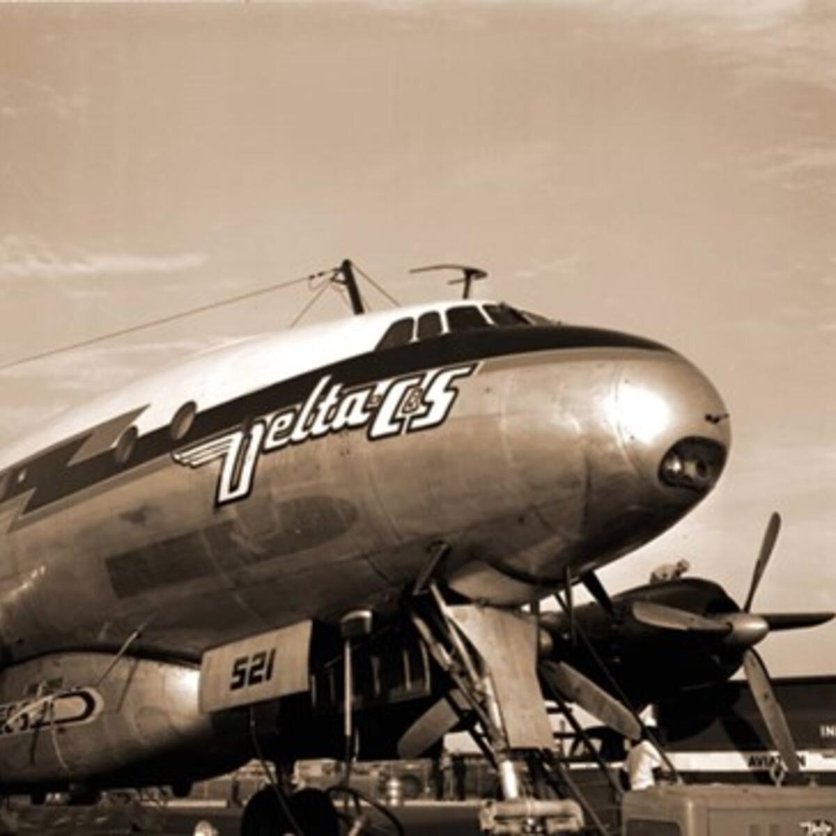 Black and white image of Lockheed Constellation 