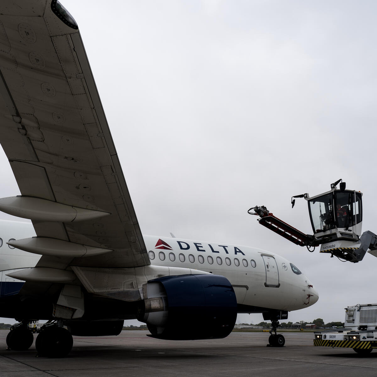 A mock deicing of a Delta plane during the deicing boot camp at MSP.