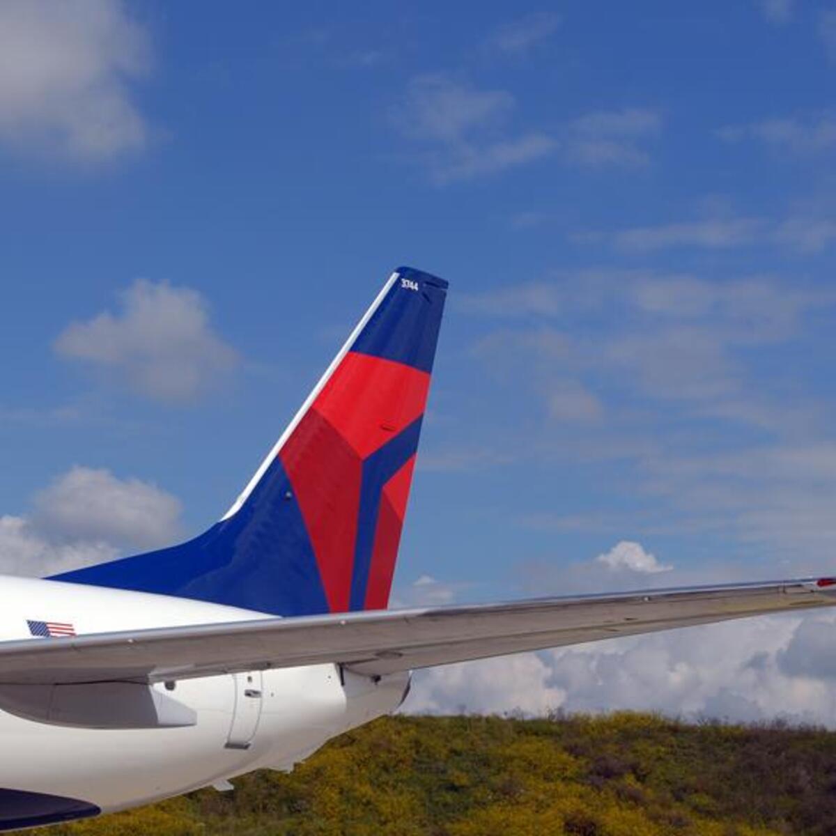The tail and wing of a Boeing 737-800