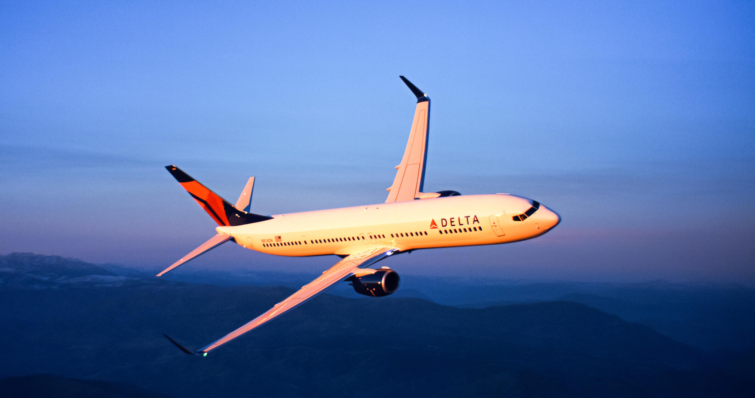 Boeing 737-900 in flight