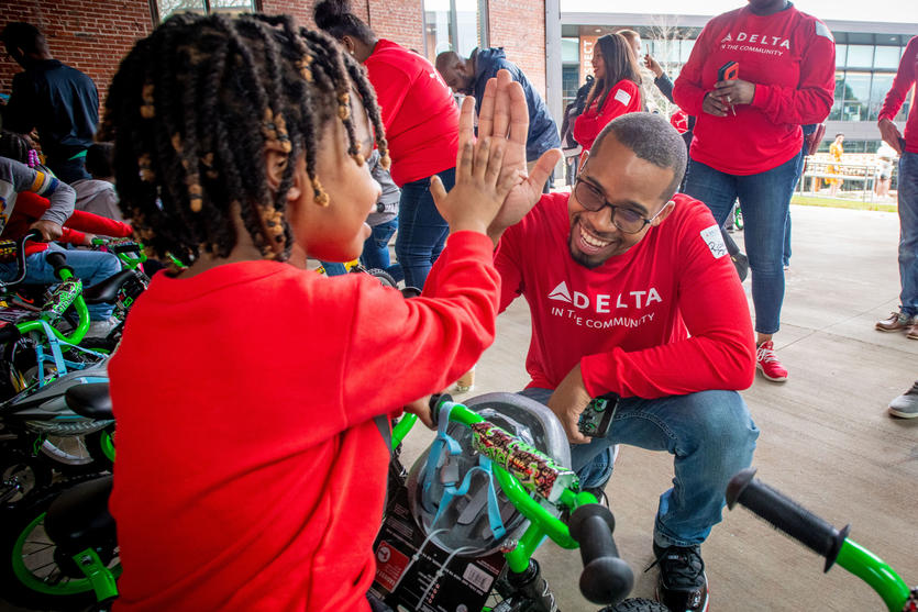 Delta employee volunteering with kids