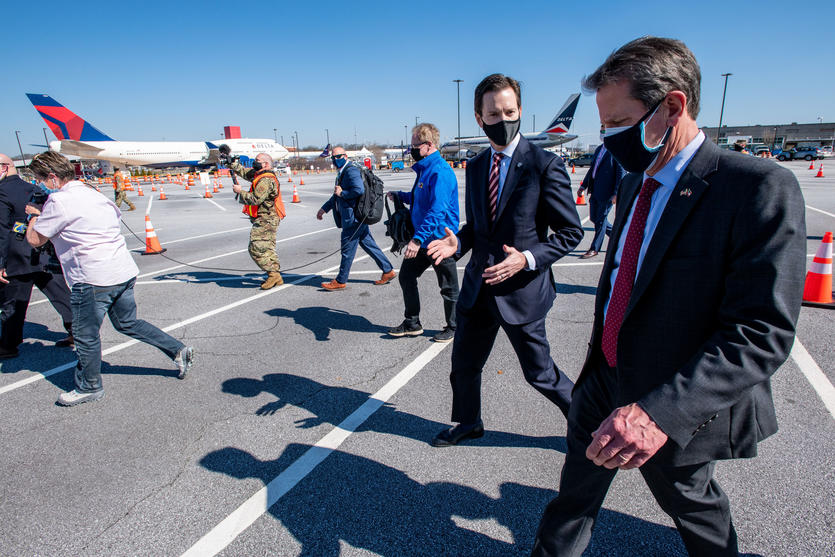 Governor Brian Kemp and Delta's Peter Carter at Delta Flight Museum vaccination site