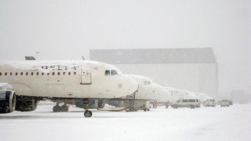 Delta aircraft in snow at MSP airport