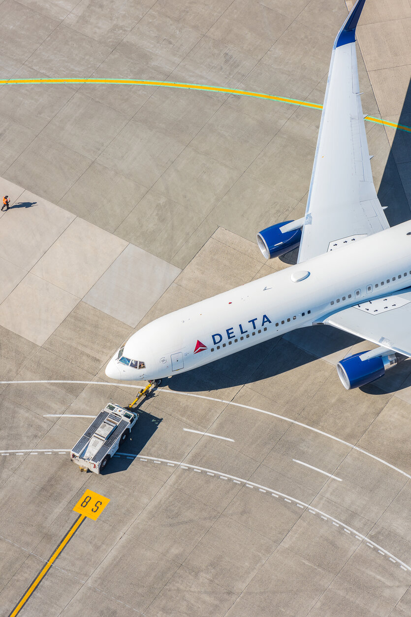 Delta Boeing 767-300 Runway Overhead | Delta News Hub