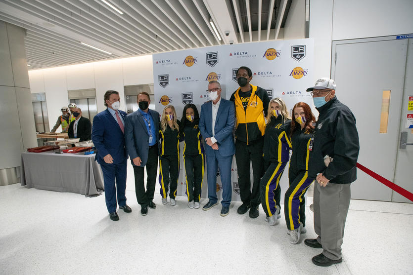 Delta leaders meet front-line team in LAX tour