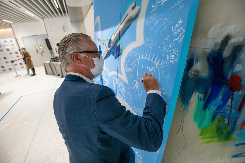 Delta CEO Ed Bastian adds message to LAX team wall