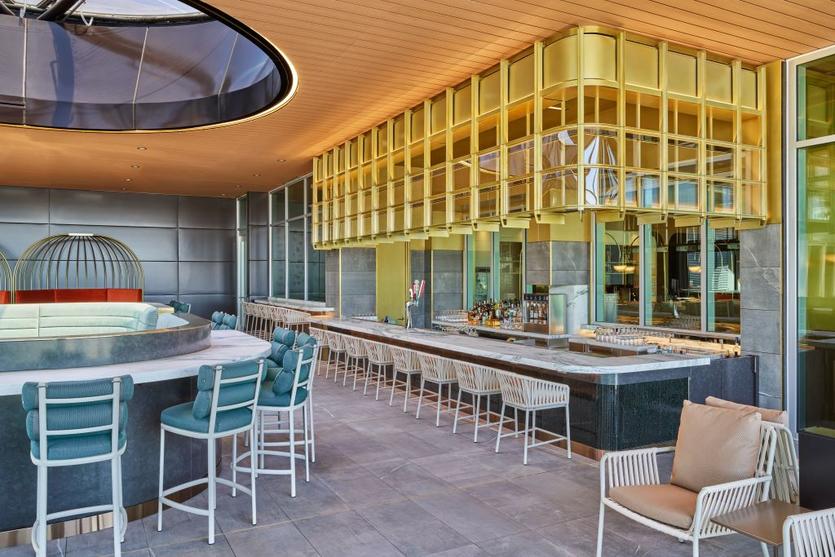 Guests unwinding in the year-round, all-weather Sky Deck® at Delta's MSP G-Club can enjoy a drink from one of the Club’s premium bars, located on the deck.