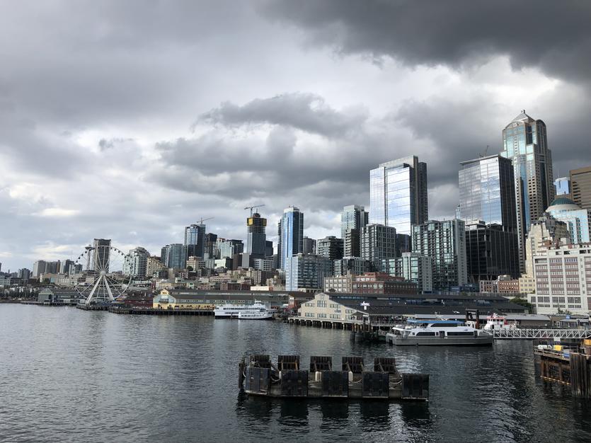 The skyline of Seattle, a busy city nestled between two seemingly infinite mountain ranges, surrounded by more than 50 hiking trails and unforgettable views.