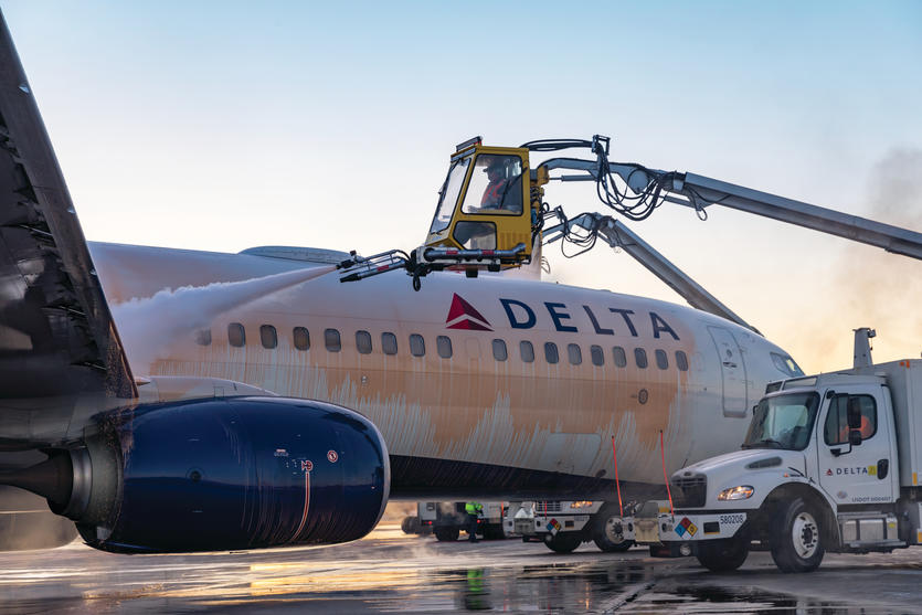 Delta crews de-ice a Boeing 737 at Minneapolis-Saint Paul International Airport.
