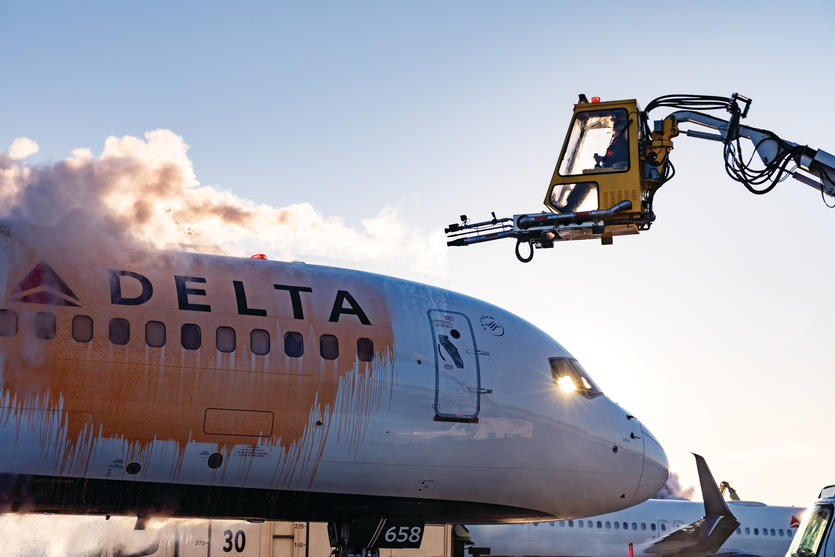Delta crews de-ice a Boeing 757 at Minneapolis-Saint Paul International Airport.