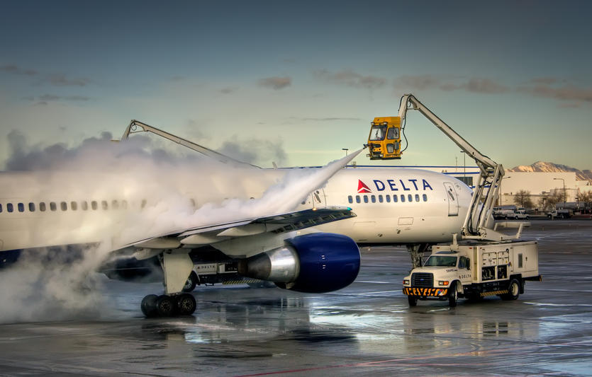 Delta crews de-ice a Boeing 757 at Salt Lake City International Airport.