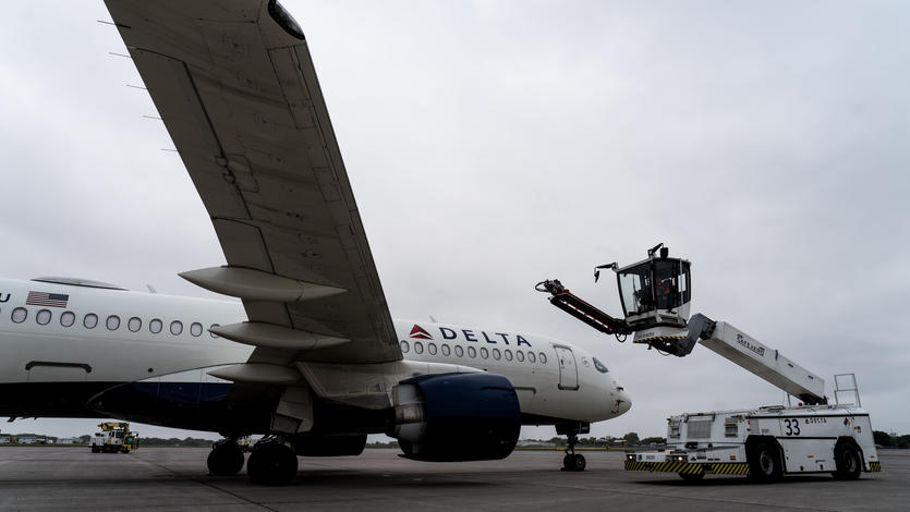 A mock deicing of a Delta plane during the deicing boot camp at MSP.