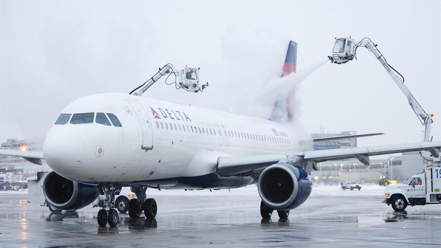 Deicing Delta aircraft
