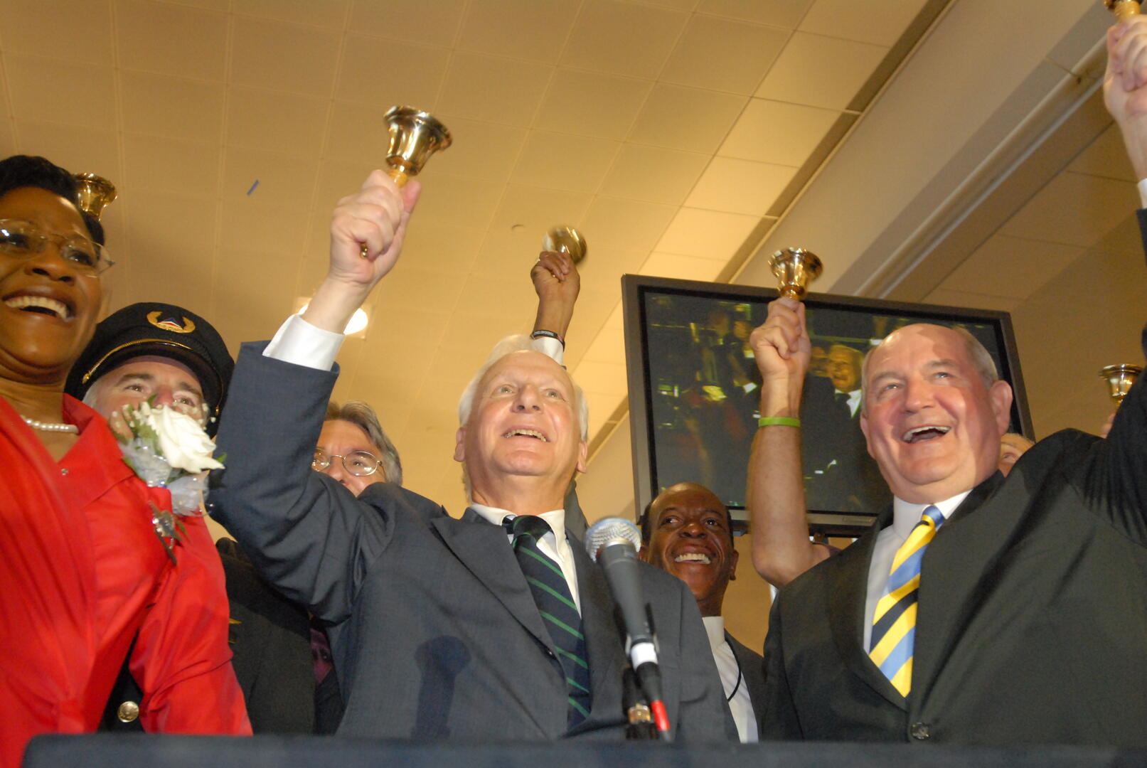 Former Delta CEO Jerry Grinstein rings a bell, signifying Delta's emergence from Chapter 11 bankruptcy.