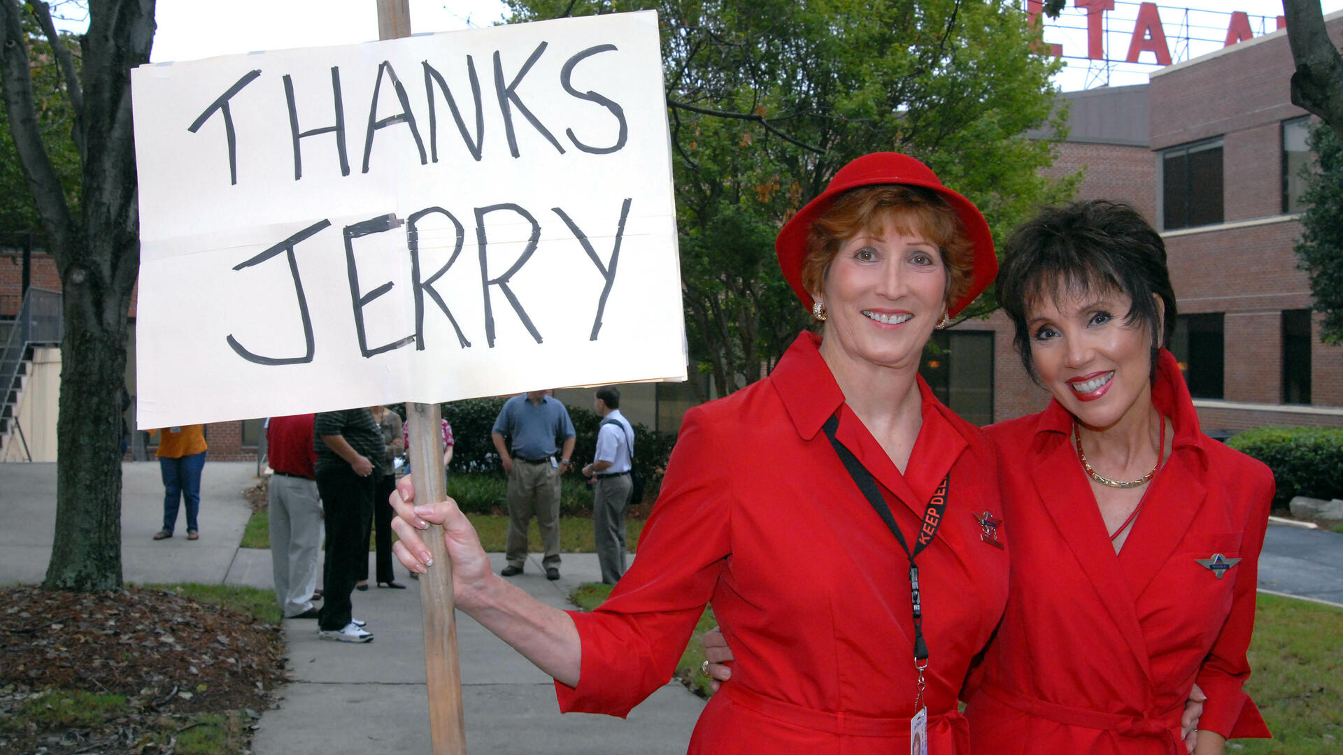 Delta employees made signs for former Delta CEO Jerry Grinstein's last day.
