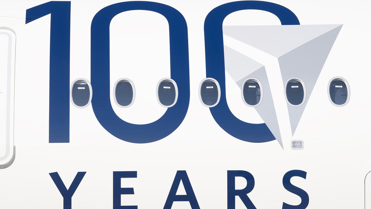 デルタ航空、創立100周年記念「100文字エッセイ」募集キャンペーンを