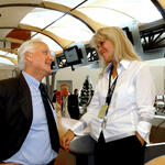 Former Delta CEO Jerry Grinstein smiles up at a Delta employee.