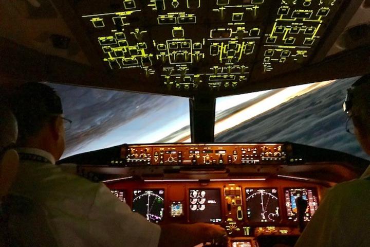 Boeing 777 cockpit