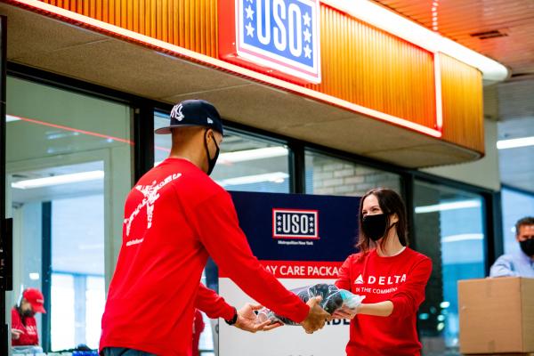 Delta employees volunteering with USO