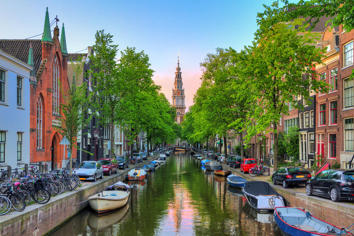 Beautiful Groenburgwal canal in Amsterdam 