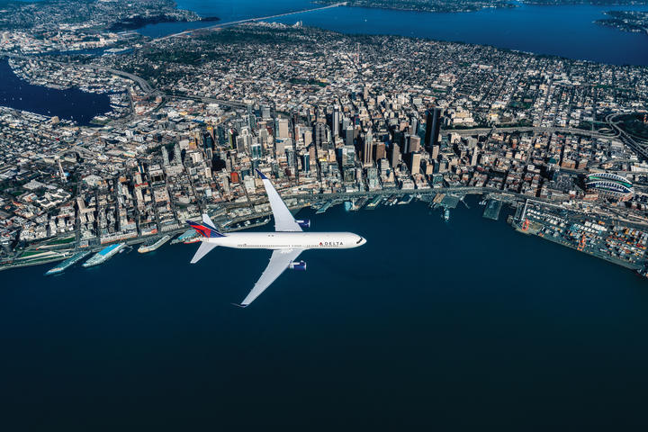 Boeing 767-300 flies over Seattle.