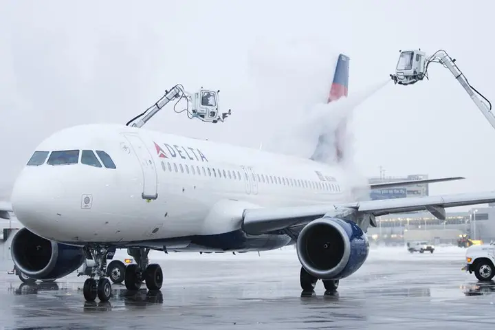 Deicing Delta aircraft