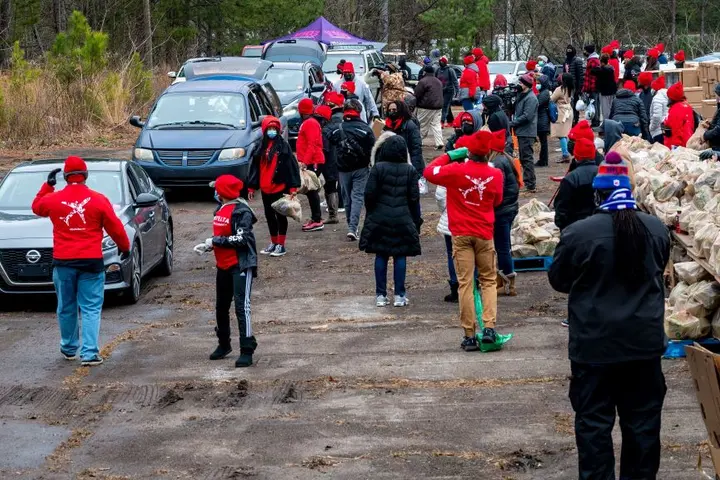 Delta employees volunteer at the recent Hosea Helps event.