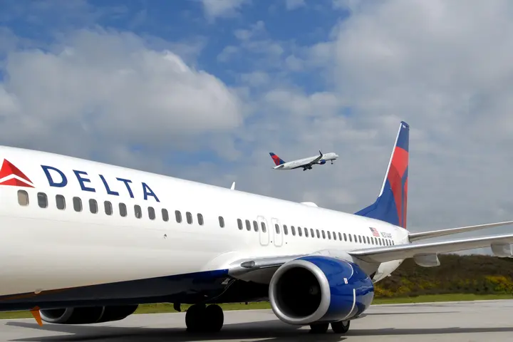 Boeing 737-800 exterior side view