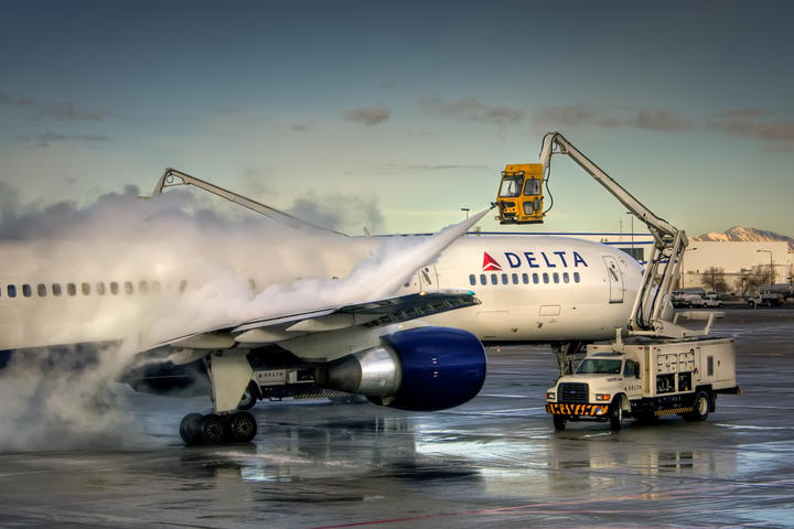 Deicing of a 757-200 in Salt Lake City