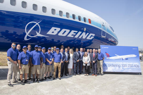 Delta Senior Vice President of Fleet & TechOps Supply Chain Mahendra Nair and President and CEO of Boeing Commercial Airplanes Stan Deal are joined by Delta and Boeing colleagues at the Farnborough International Air Show 2022.