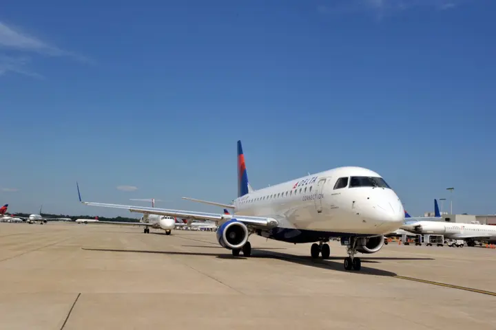ERJ-175, parked