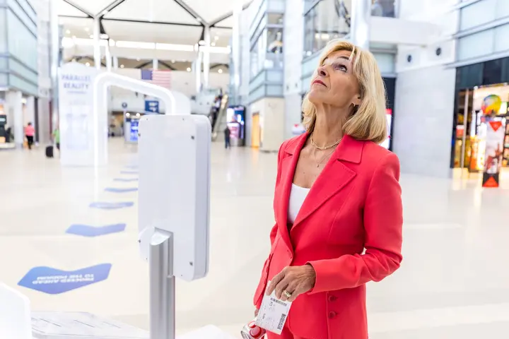Chief Customer Experience Officer Allison Ausband visits the Parallel Reality experience at the Detroit Metropolitan Wayne County Airport.