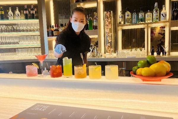 Located on the fifth floor of Terminal 3, the new Delta Sky Club at Haneda Airport features a premium bar serving seasonal cocktails, wines, beers, spirits and Japanese sake – all complimentary for guests.