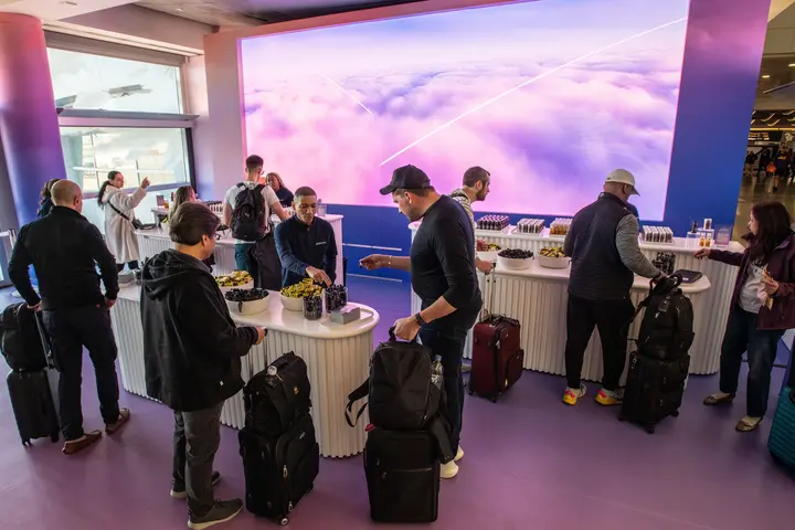 Delta’s gate D33 at Harry Reid International Airport (LAS) was transformed to send customers off with well-being products and snacks from Grown Alchemist, Kate’s Bars, Fever-Tree, Explorer Cold Brew and more to reconnect to their routines and prepare for the journeys home.