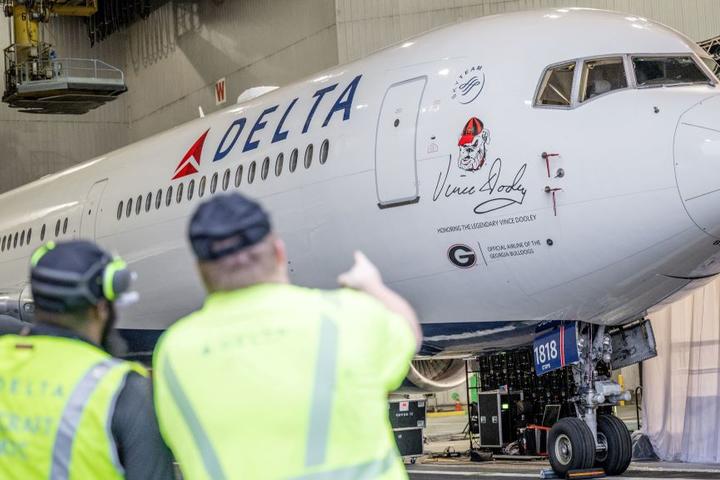 Delta commemorated the life and legacy of renowned University of Georgia football coach Vince Dooley with the dedication of a Boeing 767-400 featuring a memorial seal honoring the Hall of Famer.  