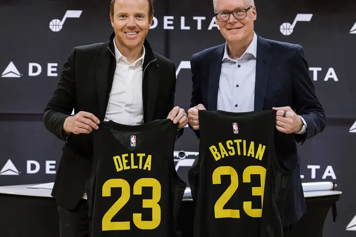 Delta CEO Ed Bastian poses with Utah Jazz owner Ryan Smith.