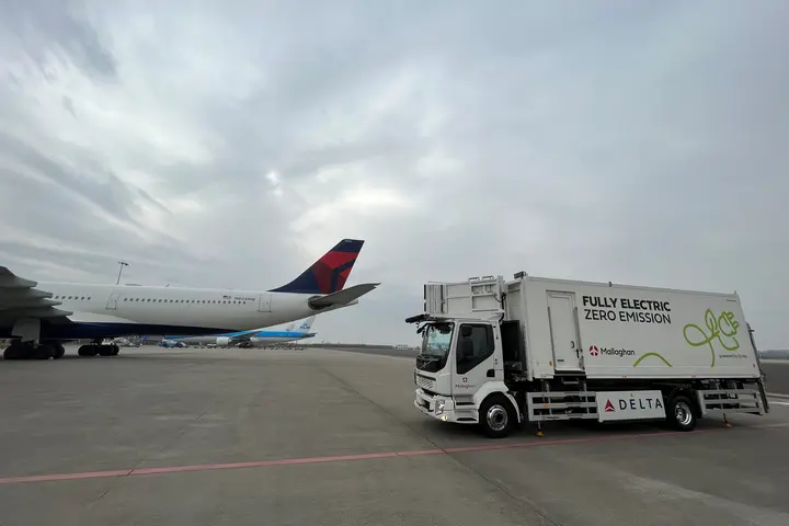 Delta Air Lines is introducing its first fully electric catering truck at Amsterdam Schiphol Airport in collaboration with Asito. It's a new initiative that reduces both CO2 emissions and pollution from diesel.