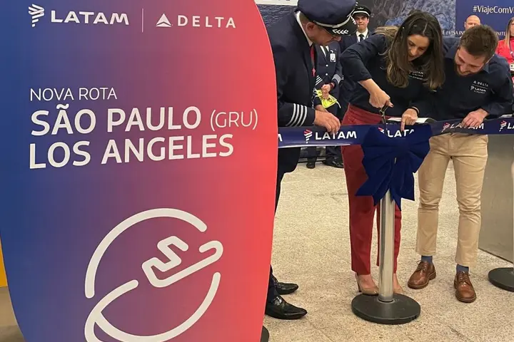 A ribbon-cutting ceremony before the boarding in São Paulo/Guarulhos included remarks by Danillo Barbizan, Brazil Sales Manager for Delta Air Lines, and Camila Belinelli, Commercial Manager for LATAM Brazil. Delta Air Lines and LATAM crew members also participated in the event marking the beginning of this partnership.