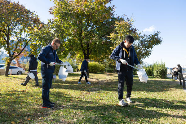 Delta and Korean Air employees recently volunteered at a Han River cleanup event in Seoul’s Yeouido district to celebrate the fifth anniversary of the two airlines’ trans-Pacific joint venture. 