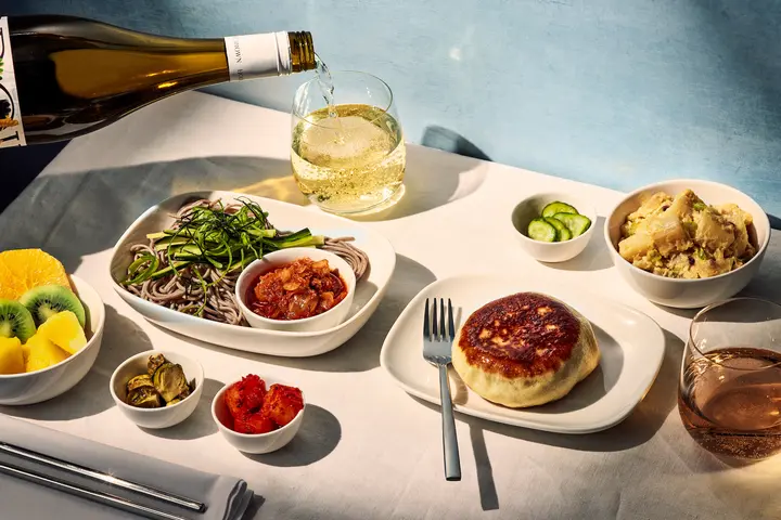 As of December, Delta One customers flying to Incheon from the U.S. can enjoy hearty offerings like Korean braised beef short rib with mixed rice, mushroom, broccoli and sweet soy sauce; kimchee; doenjang soup with soybean paste; vegetarian bao bun with curried potato salad and pickled cucumbers; and more. 