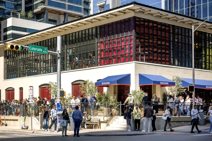 Visitors eagerly wait to enter the Delta Lounge, a branded pop-up experience exclusively for SkyMiles members featuring fast, free Delta Sync Wi-Fi, global fan-favorite beverages from Delta partner Starbucks, custom limited-edition Delta x SXSW merch, and more.  