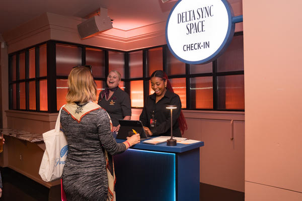 A Delta Lounge goer checks in to the Delta Sync space, a dedicated experience that provided quieter moments for members to focus and immerse themselves in locally curated content. 