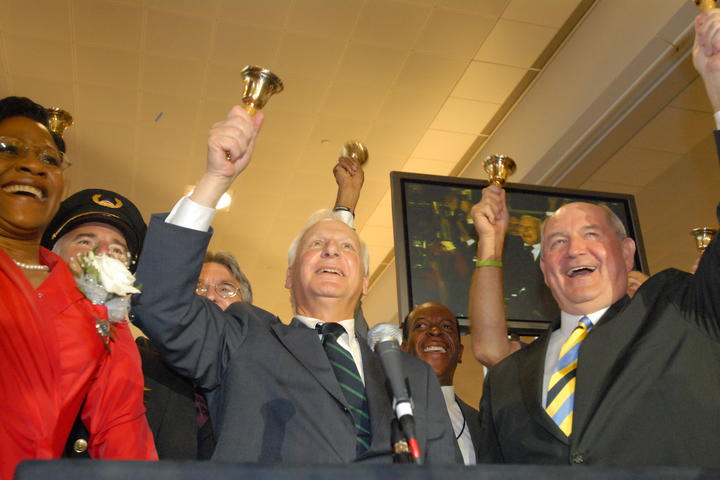 Former Delta CEO Jerry Grinstein rings a bell, signifying Delta's emergence from Chapter 11 bankruptcy.