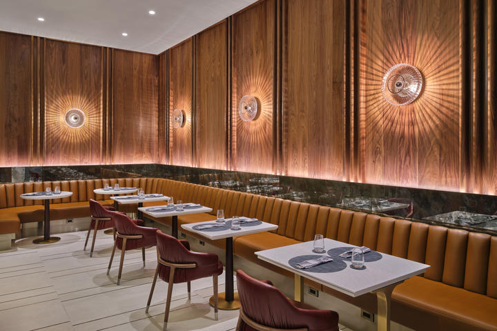 Feature lighting throughout the lounge, like the dramatic wall lighting in the library lounge and dining room, nod to the glamour of old Hollywood.